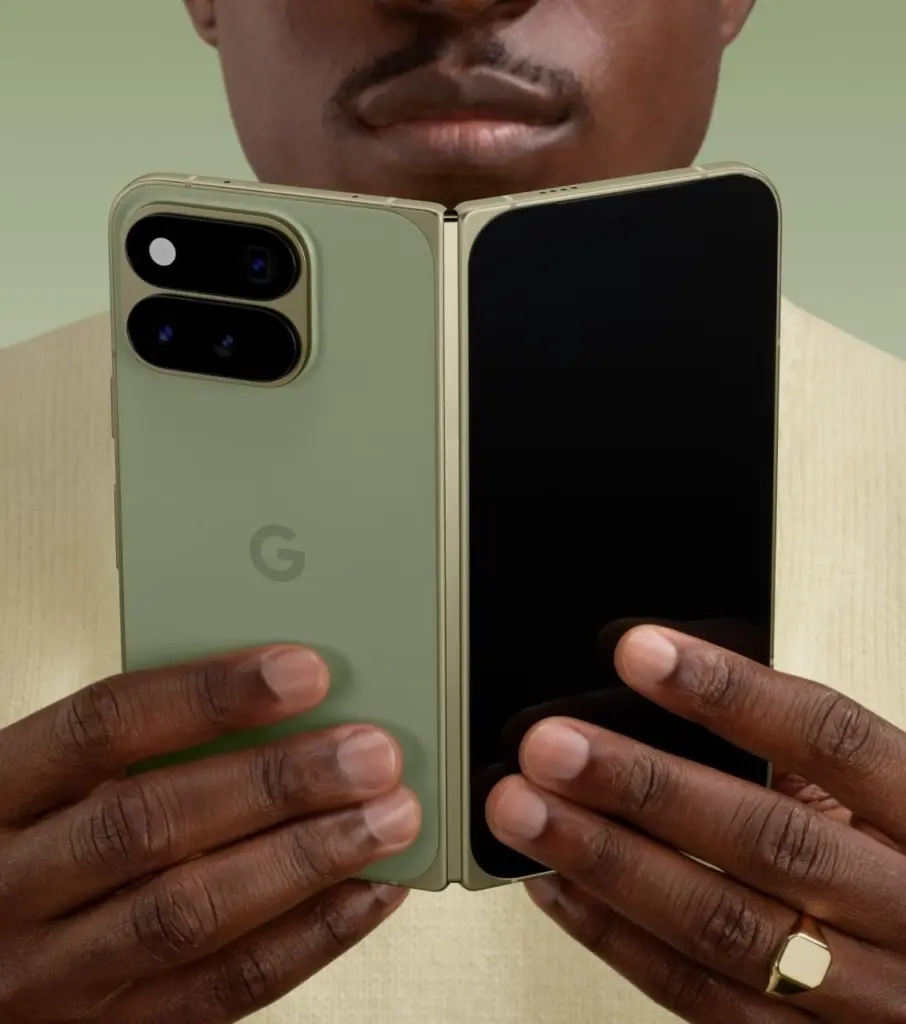 Pixel 11 Pro Fold مفتوحًا بيدي مستخدم
