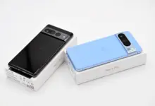 هاتفا Google Pixel 8 Pro وPixel 7 Pro فوق علبتيهما