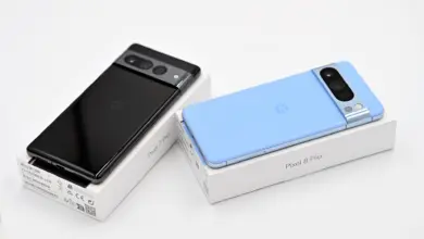 هاتفا Google Pixel 8 Pro وPixel 7 Pro فوق علبتيهما
