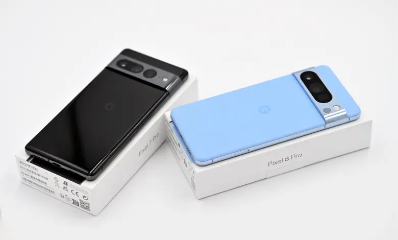 هاتفا Google Pixel 8 Pro وPixel 7 Pro فوق علبتيهما