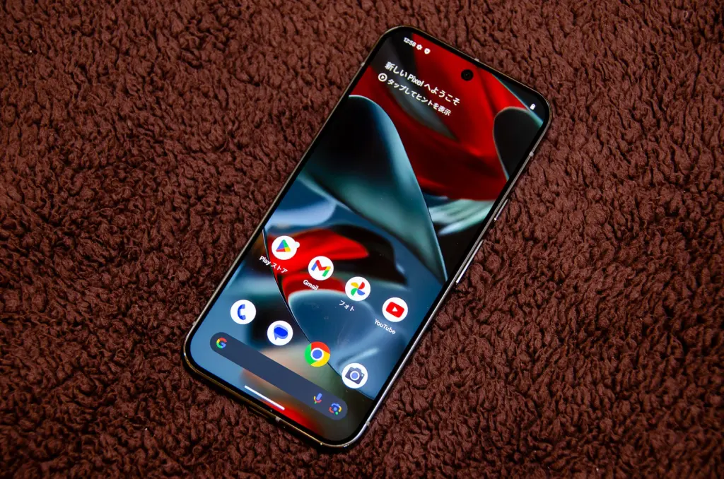 هاتف Pixel 9 Pro XL بشاشة رئيسية تعرض تطبيقات متعددة