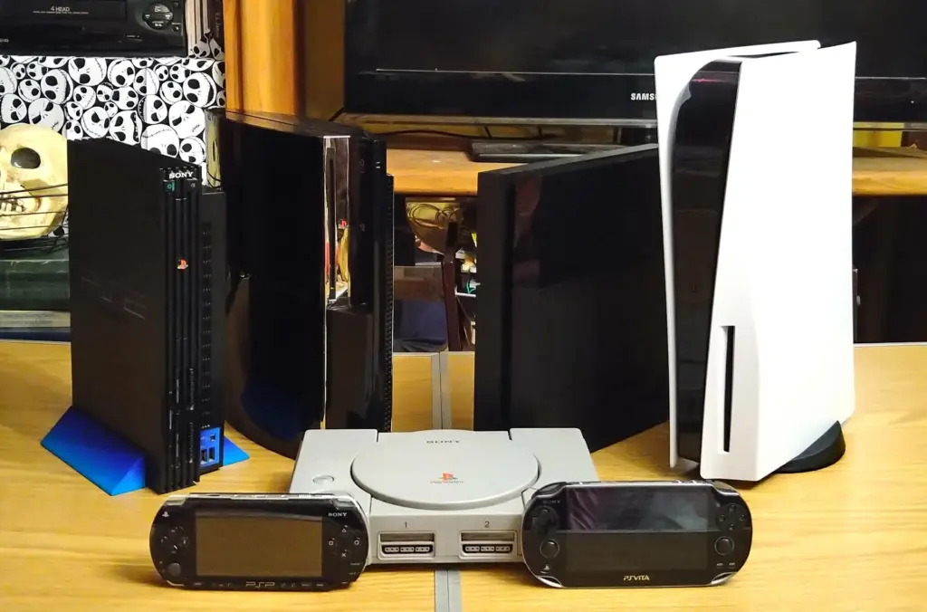 جهاز PS5 الأبيض بجانب أجهزة PlayStation الأقدم