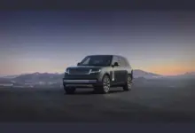 Range Rover Electric خضراء عند الغروب