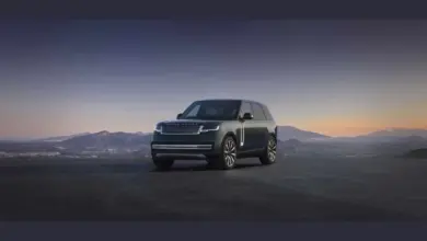 Range Rover Electric خضراء عند الغروب