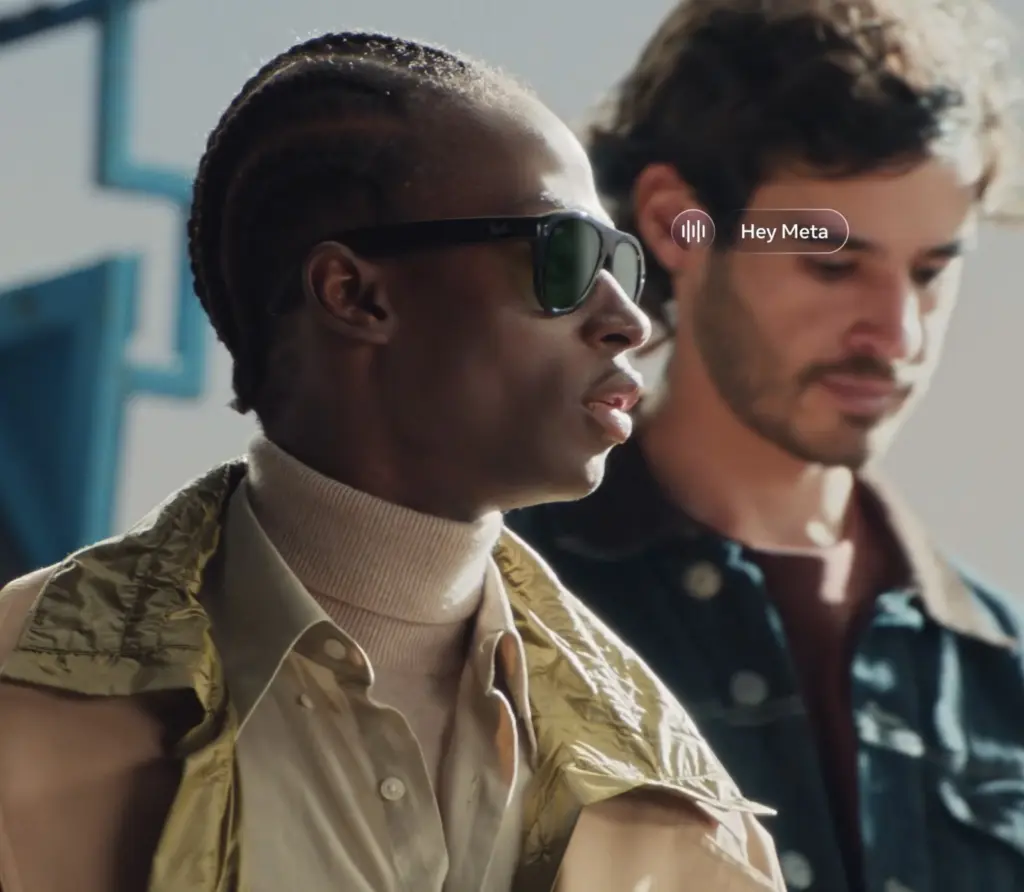رجلان يرتديان نظارات Ray-Ban Meta Gen 3 ويظهر أمر «Hey Meta»
