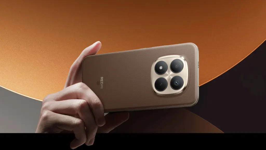 هاتف Redmi Note 15 Pro+ باللون البني بغلاف جلد نباتي