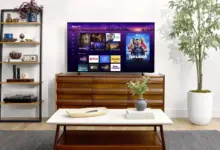 تلفزيون Roku Pro Series OLED في غرفة معيشة