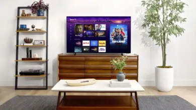 تلفزيون Roku Pro Series OLED في غرفة معيشة