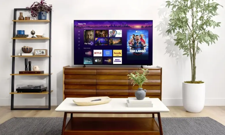 تلفزيون Roku Pro Series OLED في غرفة معيشة