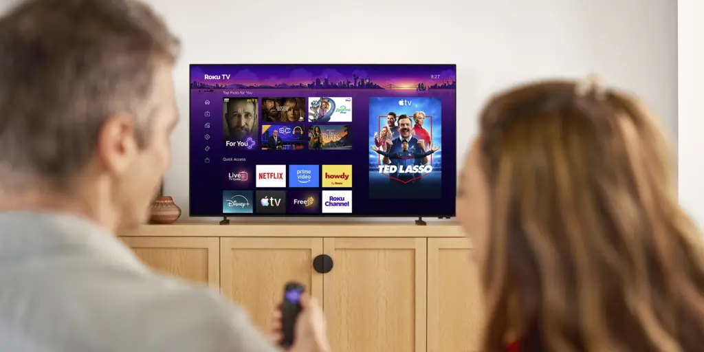 عائلة تتحكم بتلفزيون Roku Pro Series OLED بالريموت