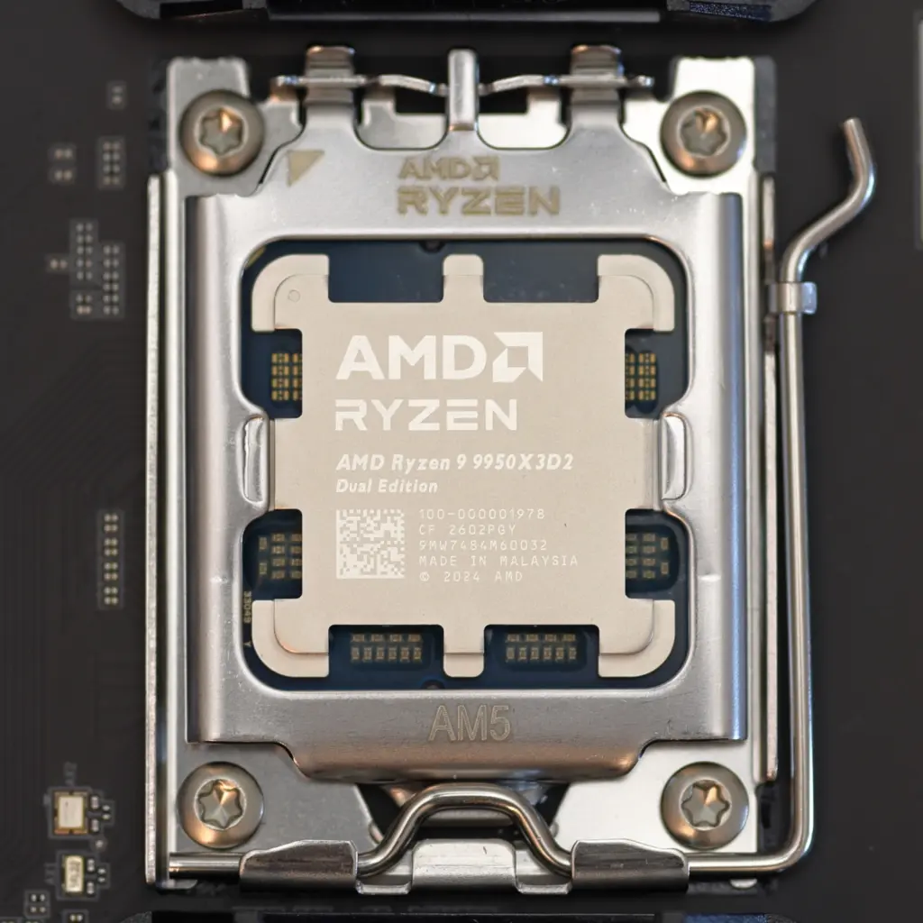معالج Ryzen 9 9950X3D2 مركّب في مقبس AM5