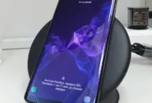 هاتف سامسونج جالاكسي S9+ على شاحن لاسلكي أثناء الشحن