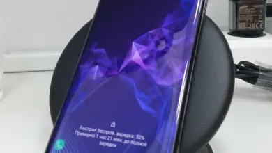 هاتف سامسونج جالاكسي S9+ على شاحن لاسلكي أثناء الشحن