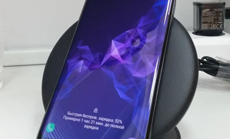 هاتف سامسونج جالاكسي S9+ على شاحن لاسلكي أثناء الشحن