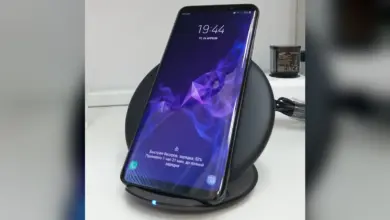 هاتف سامسونج جالاكسي S9+ على شاحن لاسلكي أثناء الشحن