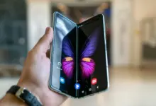 الشاشة الخارجية في Galaxy Z Flip8: كيف تشغّل التطبيقات والأدوات دون فتح الهاتف