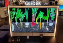 تلفزيون Samsung QLED 8K معروض في متجر