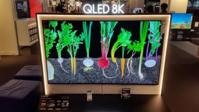 تلفزيون Samsung QLED 8K معروض في متجر