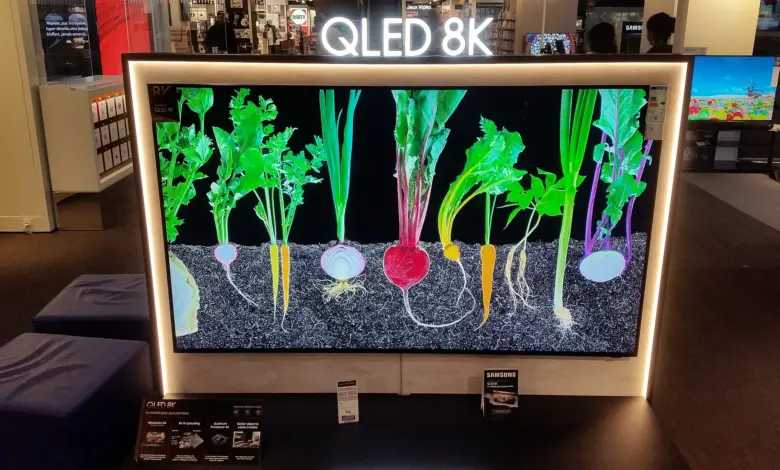 تلفزيون Samsung QLED 8K معروض في متجر