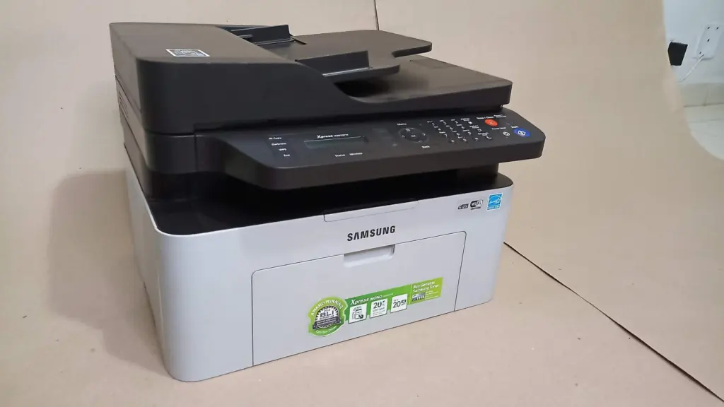 طابعة متعددة المهام Samsung SL-M2070FW بماسح ضوئي فوقها