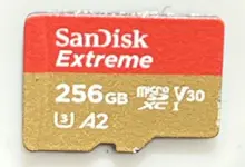 بطاقة microSD من سانديسك عليها رموز U3 وV30 وA2