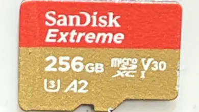 بطاقة microSD من سانديسك عليها رموز U3 وV30 وA2