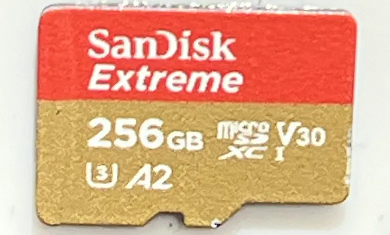 بطاقة microSD من سانديسك عليها رموز U3 وV30 وA2