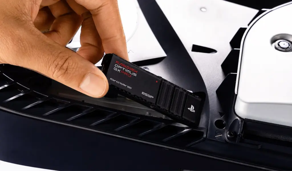 إدخال SanDisk Optimus GX Pro 850P في منفذ M.2 داخل PS5