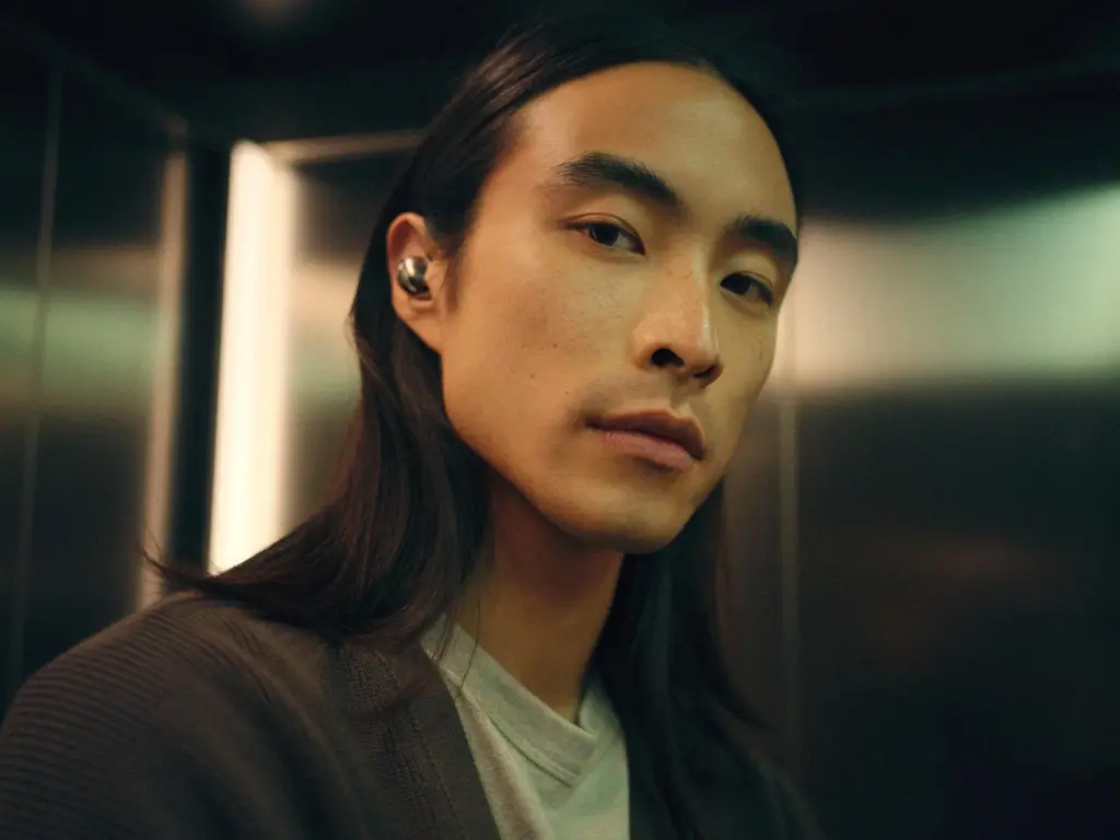 رجل يرتدي سماعة Sennheiser MOMENTUM True Wireless 5 في أذنه