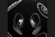 سماعتا Shokz OpenFit Pro السوداء على خلفية داكنة