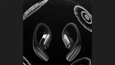 سماعتا Shokz OpenFit Pro السوداء على خلفية داكنة