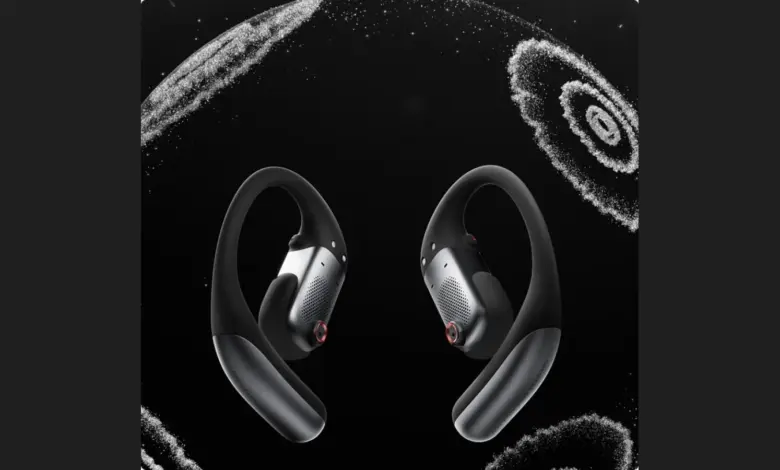 سماعتا Shokz OpenFit Pro السوداء على خلفية داكنة