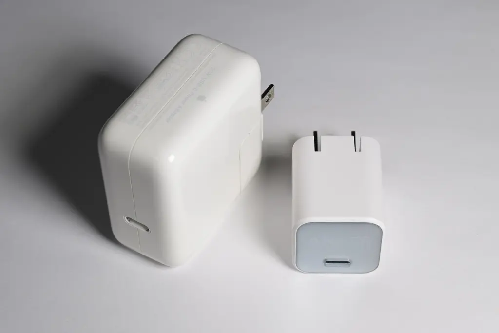 شاحنا USB-C بالقدرة نفسها: سيليكون كبير وGaN صغير