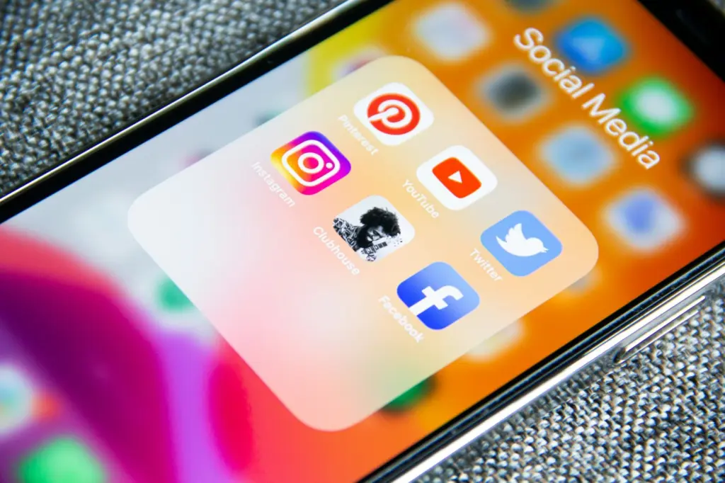 هاتف تظهر عليه أيقونات تطبيقات التواصل الاجتماعي