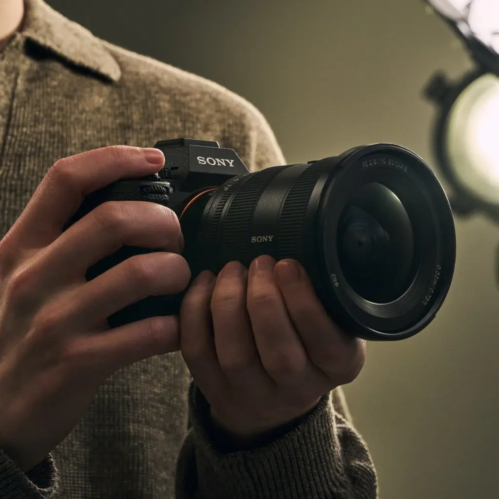 مصور يمسك Sony A7R VI بعدسة واسعة