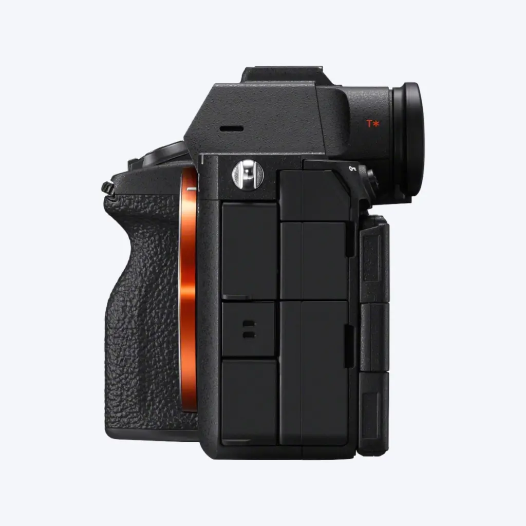 Sony A7R VI من الجانب مع الأقراص والمنافذ