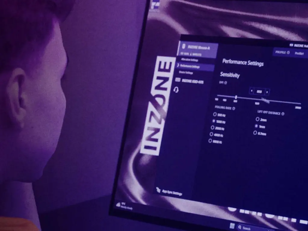قائمة إعدادات الأداء في شاشة Sony INZONE مع شعار INZONE