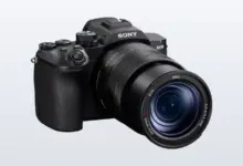 كاميرا Sony RX10 V من الأمام بعدسة زووم 24-600 مم
