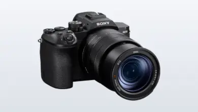 كاميرا Sony RX10 V من الأمام بعدسة زووم 24-600 مم