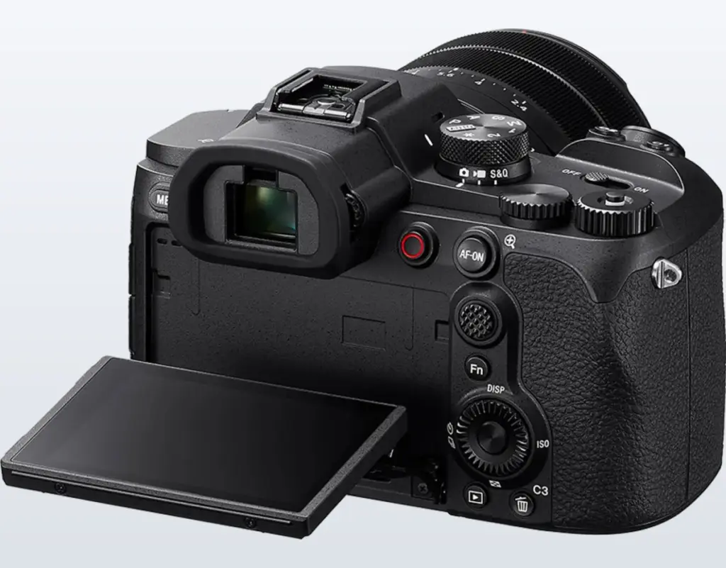 Sony RX10 V من الخلف بزاوية جانبية مع الشاشة المائلة