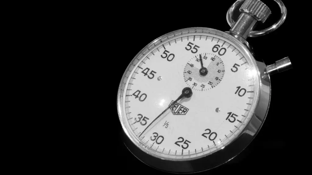 ساعة إيقاف فضية على خلفية سوداء