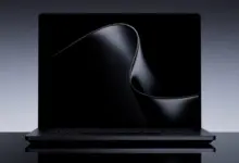 جهاز Surface Laptop Ultra من الأمام بشاشة مفتوحة وخلفية داكنة