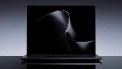 جهاز Surface Laptop Ultra من الأمام بشاشة مفتوحة وخلفية داكنة