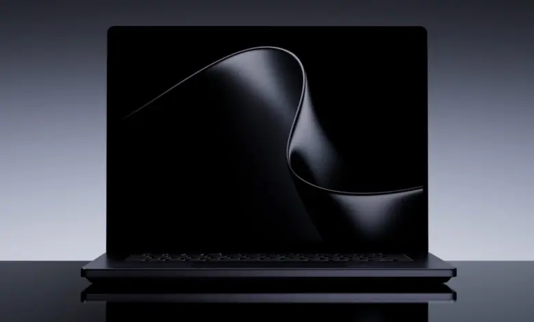 جهاز Surface Laptop Ultra من الأمام بشاشة مفتوحة وخلفية داكنة
