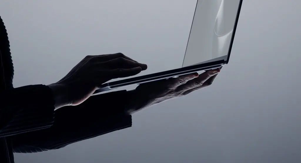 يد على لوح اللمس الحسي الكبير في Surface Laptop Ultra