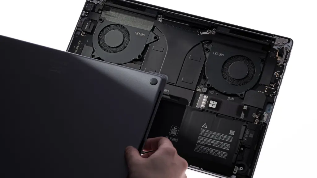 الجزء الداخلي من Surface Laptop Ultra مع المروحتين والبطارية
