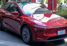سيارة Tesla Model Y L ذات المقاعد الستة باللون الأحمر