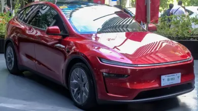 سيارة Tesla Model Y L ذات المقاعد الستة باللون الأحمر