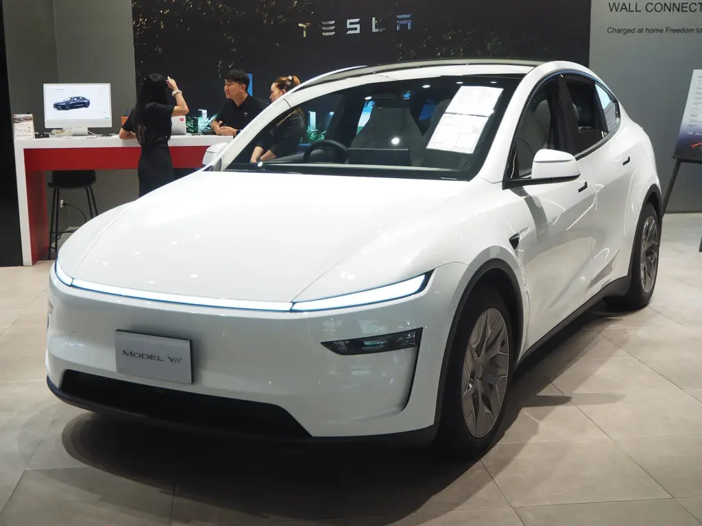 مقدمة سيارة Tesla Model Y L البيضاء في صالة عرض