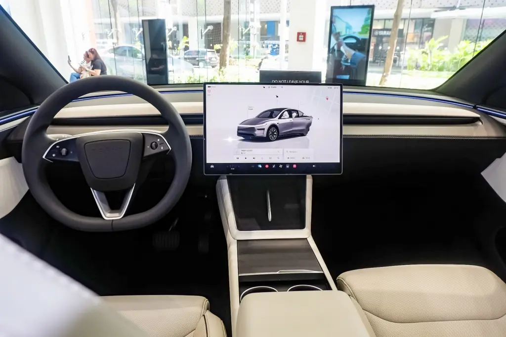 مقصورة Tesla Model Y L والشاشة المركزية